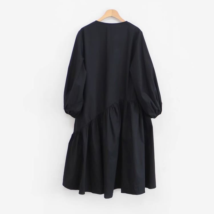 アシンメトリーフリルヘムルーズフィットワンピース