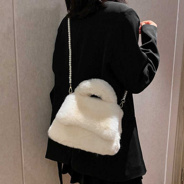 パールストラップフラップファースクエアバッグ